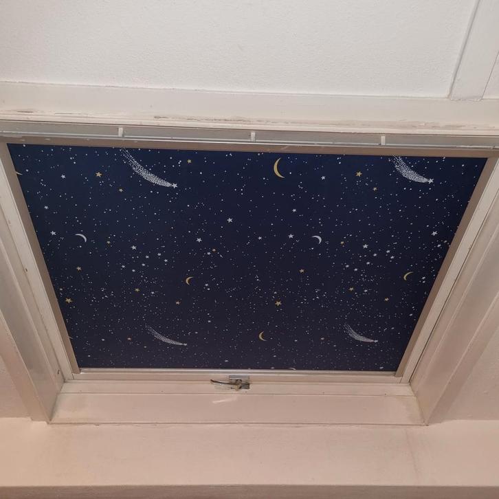 VELUX GGL74 VERDUISTEREND ROLGORDIJN DONKERBLAUW "NIGHTSKY", Huis en Inrichting, Stoffering | Gordijnen en Lamellen, Zo goed als nieuw