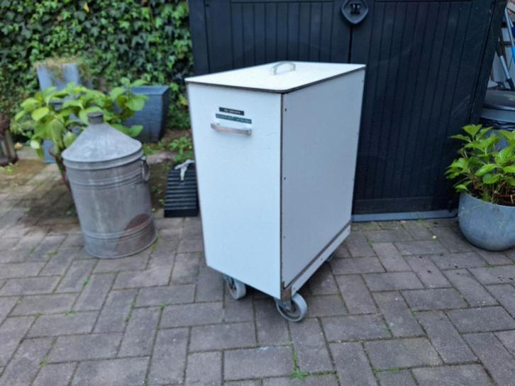 Trespa bak of kist op draaiwielen, sterker bak., Doe-het-zelf en Verbouw, Gereedschapskisten, Gebruikt, Ophalen