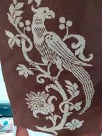 Zelfgeborduurde pauw op bruin doek, Ophalen of Verzenden