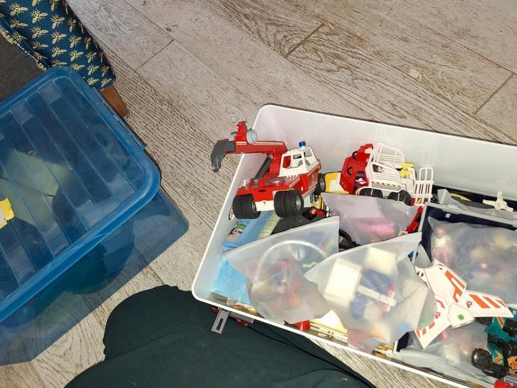 twee bakken playmobil voertuigen meubeltjes poppetjes dieren, Kinderen en Baby's, Speelgoed | Playmobil, Gebruikt, Ophalen of Verzenden