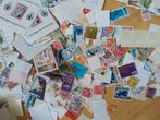 Duizenden postzegels, afgeweekt, 500 gram. Doos 3, Postzegels en Munten, Postzegels | Volle albums en Verzamelingen, Ophalen of Verzenden
