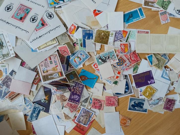 Duizenden postzegels, afgeweekt, 500 gram. Doos 3, Postzegels en Munten, Postzegels | Volle albums en Verzamelingen, Nederland en Buitenland
