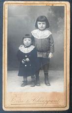 Antieke foto: Twee kindjes met kant, ca. 1900, Verzamelen, Foto's en Prenten, Gebruikt, Verzenden, Foto, Voor 1940