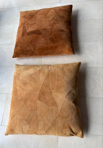 Twee Lederen Sierkussens - 65x65 cm beschikbaar voor biedingen