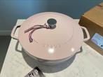 NIEUWE Staub Marmite 26 cm Sorbet Pink in doos, Huis en Inrichting, Keuken | Potten en Pannen, Gietijzer, Nieuw, Ophalen of Verzenden