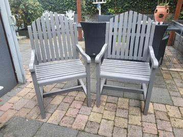 2 leuke houten tuinstoelen zithoogte 46 cm beschikbaar voor biedingen