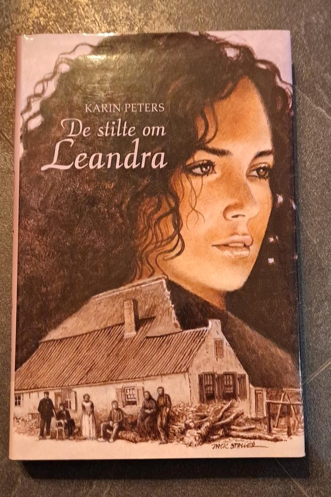 Karin Peters - De stilte om Leandra, Boeken, Streekboeken en Streekromans, Zo goed als nieuw, Ophalen of Verzenden
