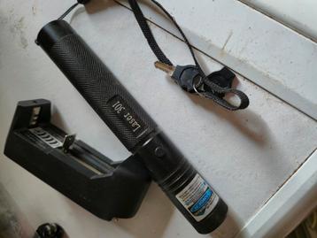 Laserpen met accu en oplader en sleutel. beschikbaar voor biedingen