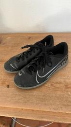 Nike zaalvoetbalschoenen maat 35, Ophalen of Verzenden, Zo goed als nieuw, Schoenen