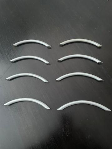 8 Zilverkleurige Handgrepen met Schroeven128mm beschikbaar voor biedingen