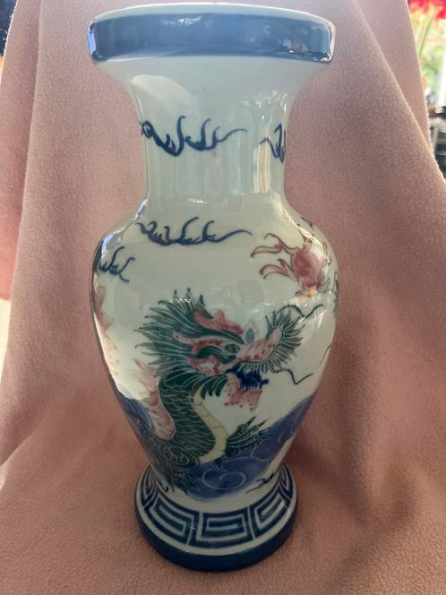 Vaas met Chinese Draak, Huis en Inrichting, Woonaccessoires | Vazen, Wit, Minder dan 50 cm, Aardewerk of Porselein, Ophalen of Verzenden