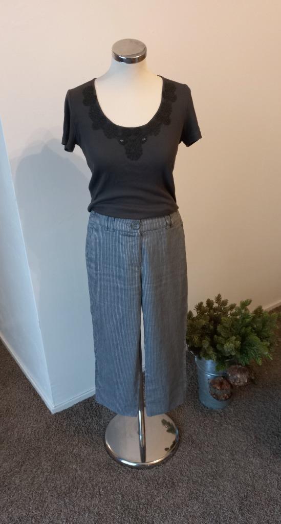 pantalon GRIJS/WIT streepje Bandolera, Kleding | Dames, Broeken en Pantalons, Zo goed als nieuw, Maat 36 (S), Grijs, Driekwart