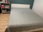 Tweepersoonsbed met witte ombouw, Huis en Inrichting, Wit, Tweepersoons, Ophalen of Verzenden, Zo goed als nieuw