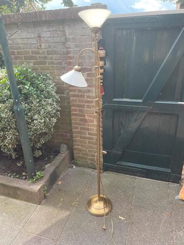 Grote koper look staande lamp met 2 glazen kappen beschikbaar voor biedingen