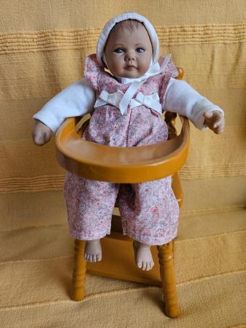 mooi Heidi Ott popje in kinderstoel, ongeveer 20 cm beschikbaar voor biedingen