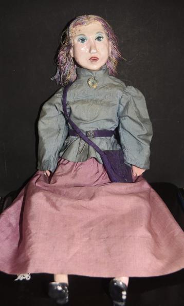 Mooie handgemaakte pop kleding met frivolité kant beschikbaar voor biedingen