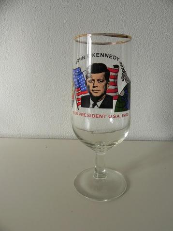 John F. Kennedy memorial bierglas op voet vintage beschikbaar voor biedingen