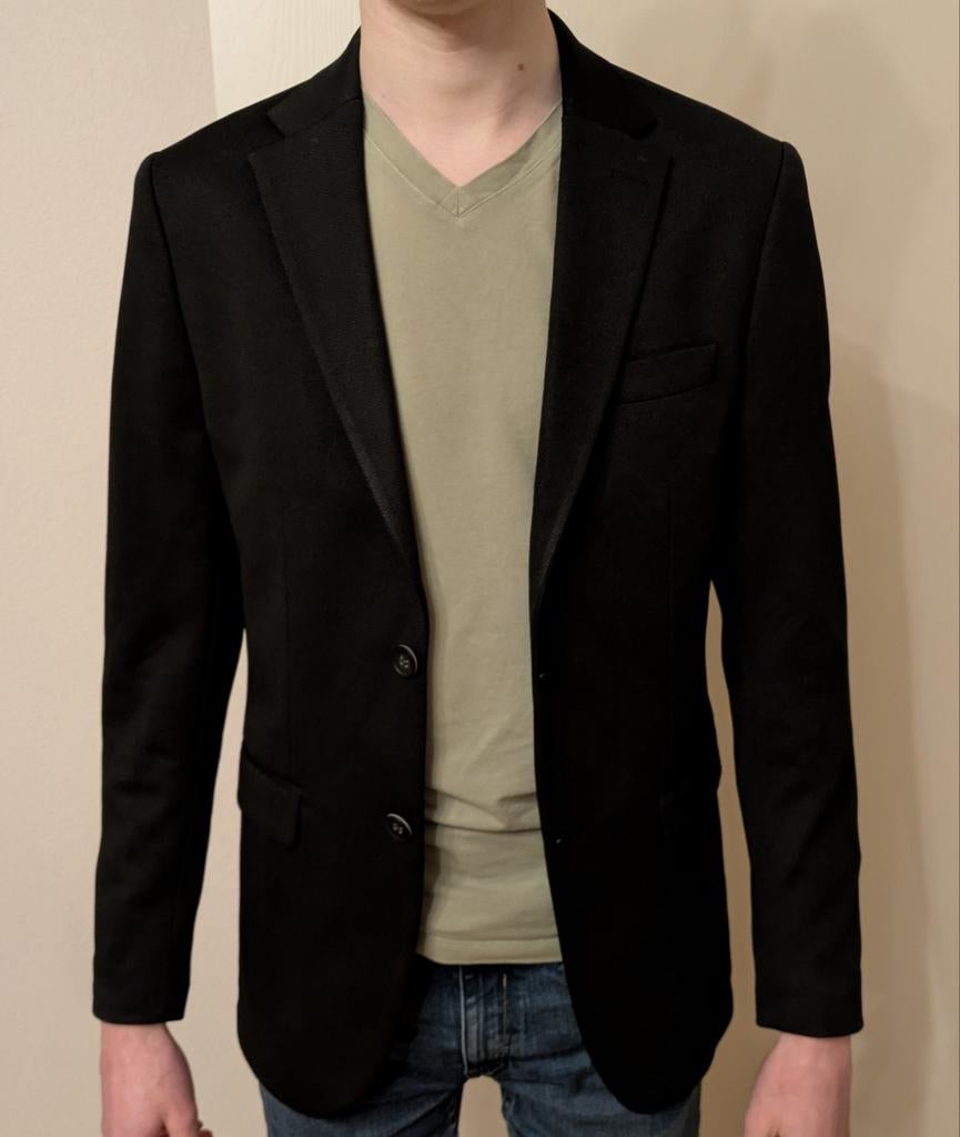 Zwart jasje met rode voering heren maat 46, Kleding | Heren, Kostuums en Colberts, Ophalen of Verzenden, Zo goed als nieuw, Maat 46 (S) of kleiner