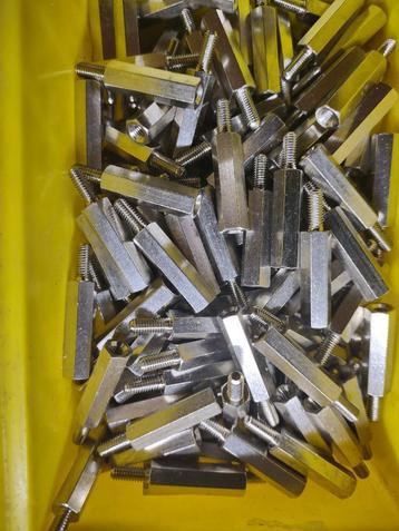 Kolom zeskant 7mm. M4 draadeind en gat M4 beschikbaar voor biedingen