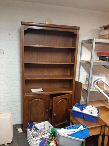3 degelijke houten boekenkasten beschikbaar voor biedingen
