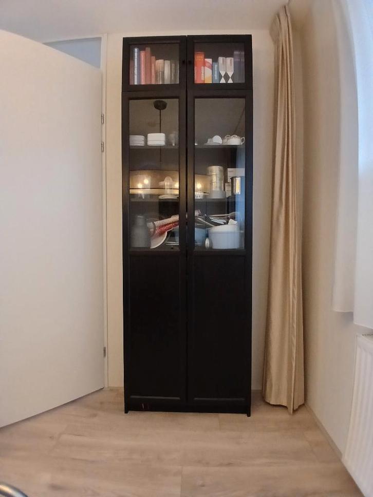 Vitrine / buffetkast zwart Billy deels glazen deuren, Huis en Inrichting, Kasten | Buffetkasten, Zo goed als nieuw, 200 cm of meer