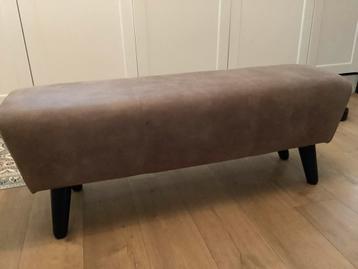Nubuck lederen hocker. beschikbaar voor biedingen
