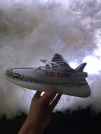 Yeezy 350 V2 ‘Zebra’, Kleding | Dames, Hoeden en Petten, Ophalen of Verzenden, Zo goed als nieuw