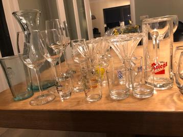 Whiskey, wijn, bierglazen, ijscoupes beschikbaar voor biedingen