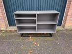 Grijze houten legkast met 3 planken en onderstel van metaal, Huis en Inrichting, Kasten | Overige, Ophalen, Gebruikt