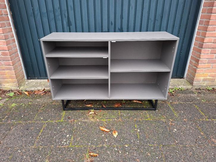 Grijze houten legkast met 3 planken en onderstel van metaal, Huis en Inrichting, Kasten | Overige, Gebruikt, Ophalen