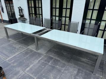 Unieke 450 cm lange tuintafel RVS onderstel witte glasplaten