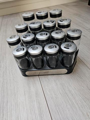Kruidenrek met 16 potjes beschikbaar voor biedingen