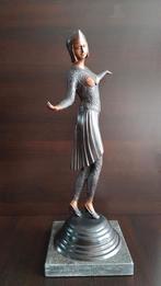 brons beeld van een stijlvolle vrouw op zwarte marmeren, Antiek en Kunst, Ophalen of Verzenden, Brons
