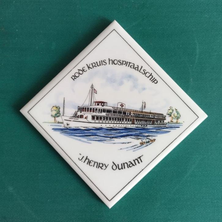 tegeltje (kleur) J. Henry Dunant, Rode Kruis Hospitaalschip, Antiek en Kunst, Antiek | Wandborden en Tegels, Ophalen of Verzenden