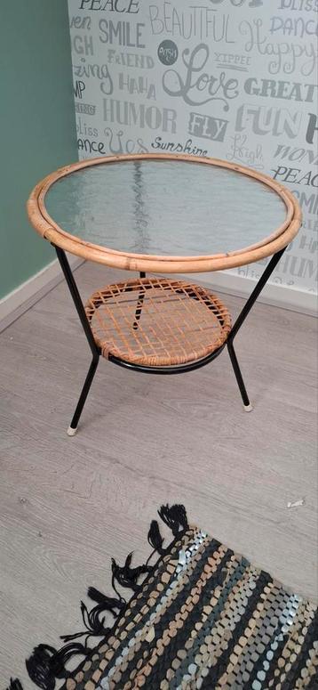 rotan bijzettafel met glas beschikbaar voor biedingen