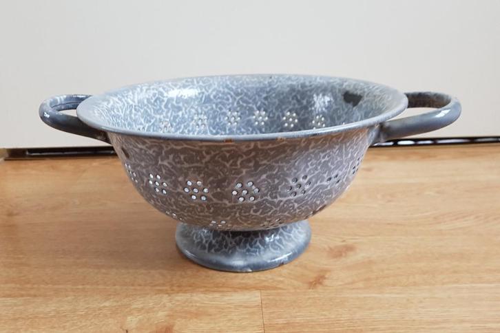 Oude emaillen vergiet op voet grijs gewolkt, Antiek en Kunst, Antiek | Emaille, Ophalen of Verzenden