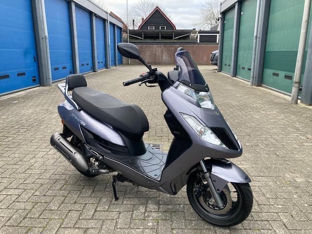ZEER MOOIE KYMCO NEW DINK 125 CC MOTORSCOOTER ! 1E EIGENAAR, Fietsen en Brommers, Scooters | Kymco, Zo goed als nieuw, Overige modellen
