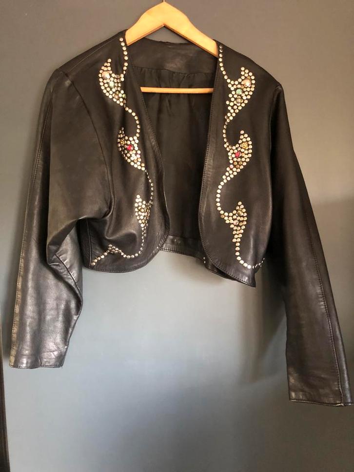 Vintage kortleren jasje/ bolero met studs& strass, Kleding | Dames, Jassen | Zomer, Zo goed als nieuw, Maat 38/40 (M), Zwart, Ophalen of Verzenden