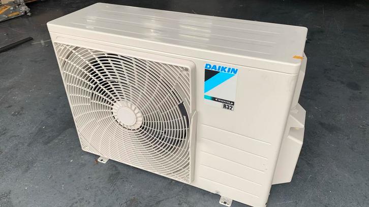 DAIKIN 5KW Buitenunit lichte behuizingschade, Witgoed en Apparatuur, Airco's, Nieuw, Wandairco, 100 m³ of groter, 3 snelheden of meer