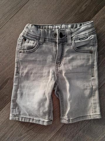 Korte broek maat 104 licht grijs beschikbaar voor biedingen