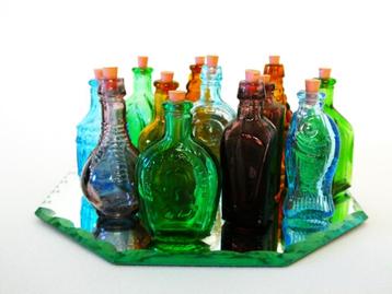 12 Vintage glazen mini flesjes op geslepen spiegel beschikbaar voor biedingen