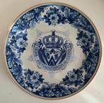 Delfts blauw bord met ophanghaakje, Verzamelen, Koninklijk Huis en Royalty, Nederland, Gebruikt, Ophalen of Verzenden, Servies