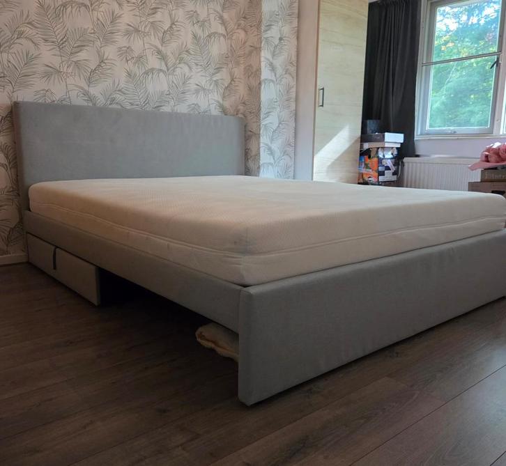 Bed gladstad 160, Huis en Inrichting, Slaapkamer | Boxsprings, Zo goed als nieuw, 160 cm, Tweepersoons, Grijs, Ophalen