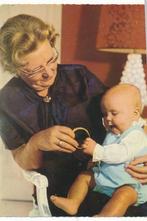 74 Kon.Julians speelt met kleinzoon Prins Willem Alexander, Ophalen of Verzenden, Nederland, Kaart, Foto of Prent