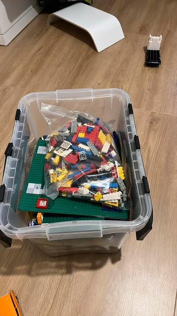 Krat vol lego beschikbaar voor biedingen