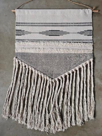 Mooie Wandkleed met Franjes beschikbaar voor biedingen