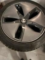 Tesla Winterbanden 235/45R18 met velgschade, Auto-onderdelen, Banden en Velgen, 18 inch, Gebruikt, Banden en Velgen, 235 mm
