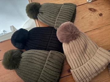 Nieuwe mutsen met pompon beschikbaar voor biedingen