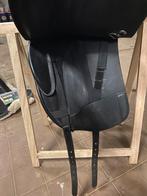Goed onderhouden Bates dressuurzadel 17 inch, Dieren en Toebehoren, Ophalen, Gebruikt, Dressuur