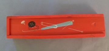 Vintage houten doosje voor haaknaalden of naaispulletjes beschikbaar voor biedingen